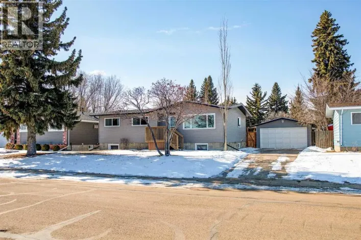 805 10 Avenue, Wainwright
