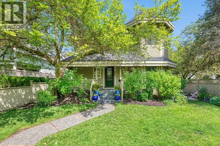 805 W 14TH AVENUE, Vancouver