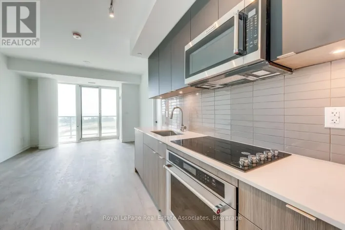 806 - 220 MISSINNIHE WAY, Mississauga