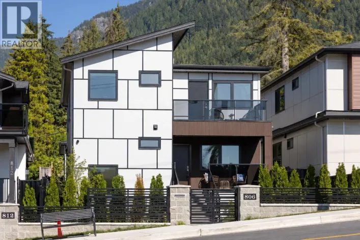 806 MONTROYAL BOULEVARD, North Vancouver