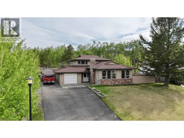 House for sale: 808 MARKS DRIVE, 100 Mile House