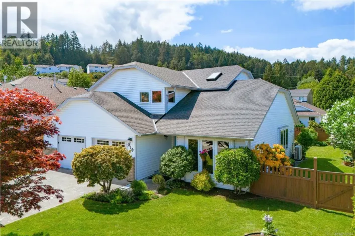 810 Colonia Dr, Ladysmith