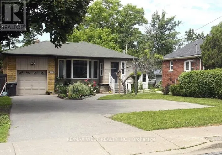 House for sale: 812 KENNEDY ROAD, Toronto