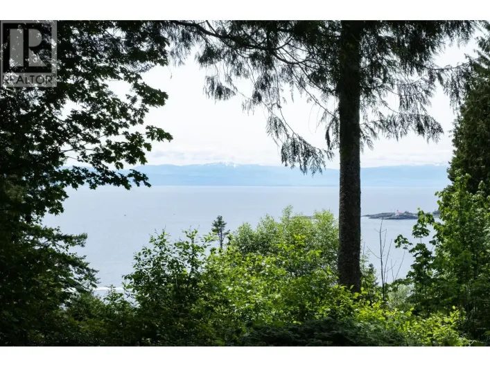8127 REDROOFFS ROAD, Halfmoon Bay