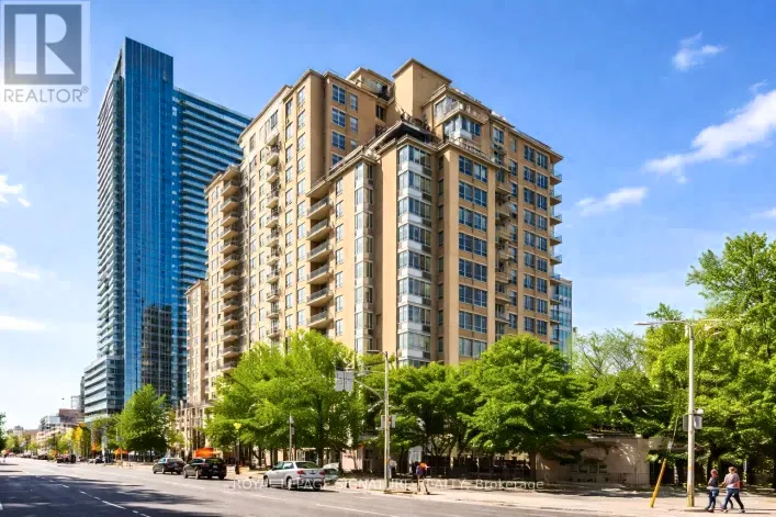 Apartment for sale: 813 - 123 EGLINTON AVENUE E, Toronto