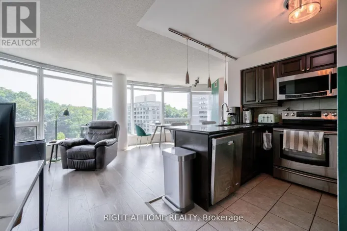 813 - 18 VALLEY WOODS ROAD, Toronto