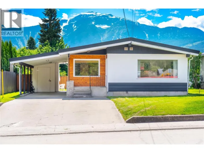 815 Fourth Street E, Revelstoke