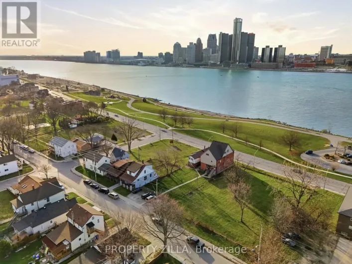 819-829 RIVERSIDE DRIVE E, Windsor