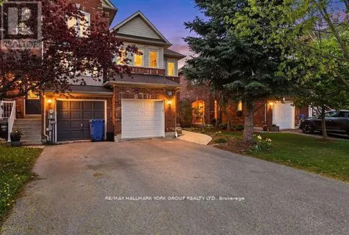 82 BAYWELL CRESCENT, Aurora
