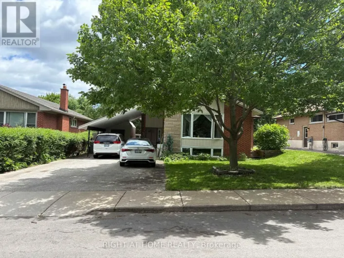 82 BLACKWOOD CRESCENT, Hamilton