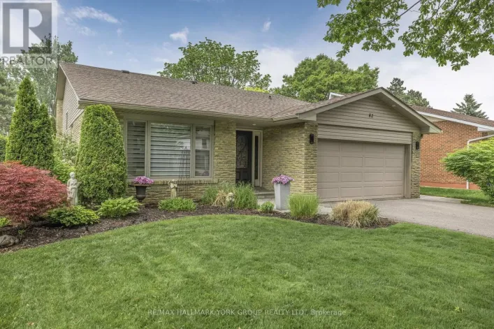 82 FAIRWAY DRIVE, Aurora