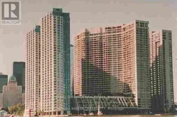 Apartment for rent: 823 - 33 HARBOUR SQUARE, Toronto