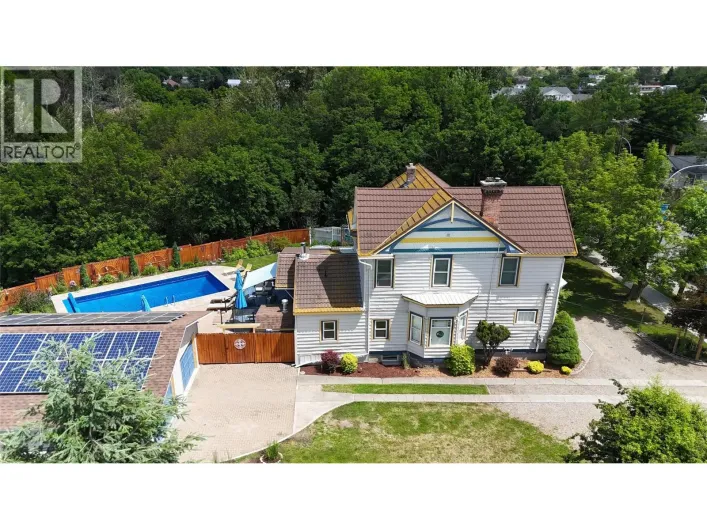 825 Central Avenue, Grand Forks