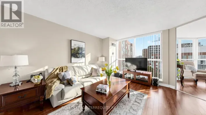 Apartment for sale: 833 - 22 SOUTHPORT STREET, Toronto