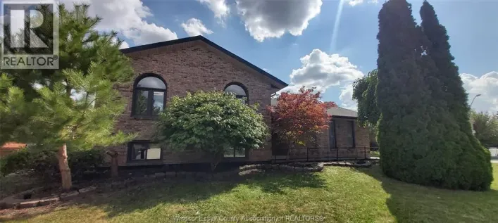House for sale: 8339 KINGSTON CRESCENT, Windsor