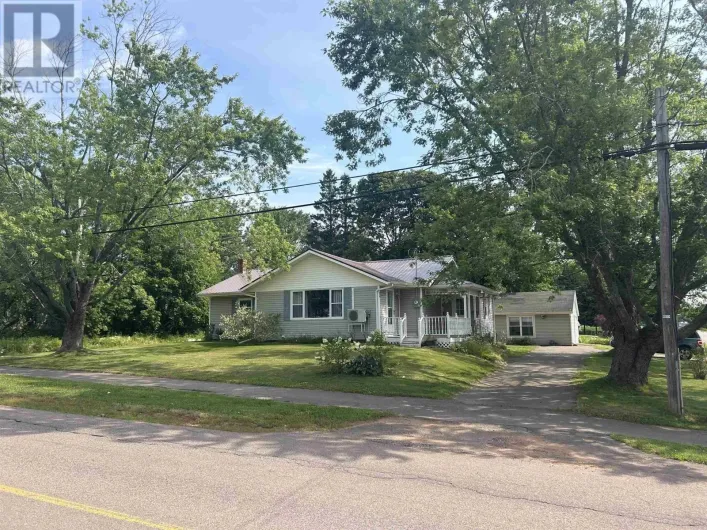 84 MacRae Drive, East Royalty