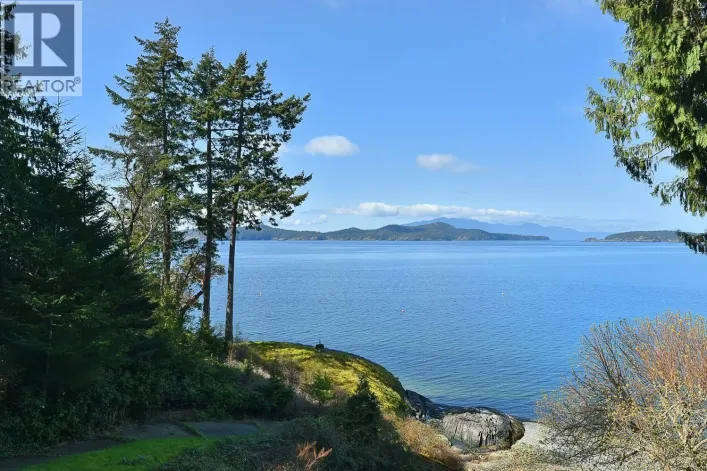 8429 REDROOFFS ROAD, Halfmoon Bay