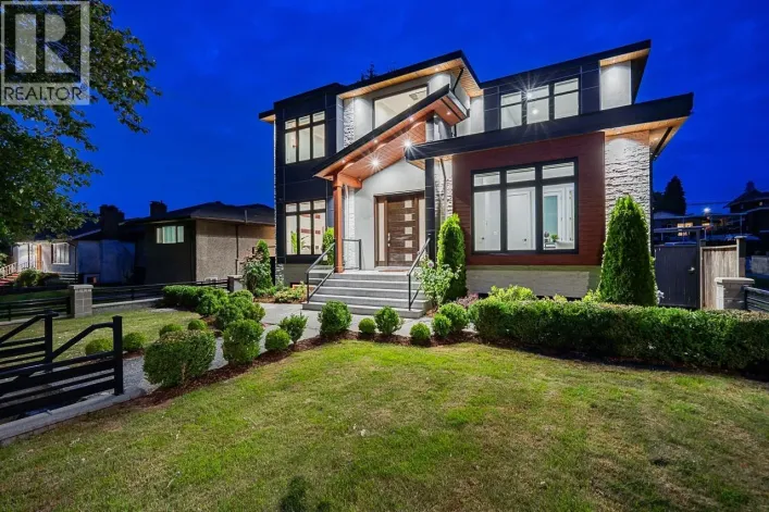 8433 10TH AVENUE, Burnaby