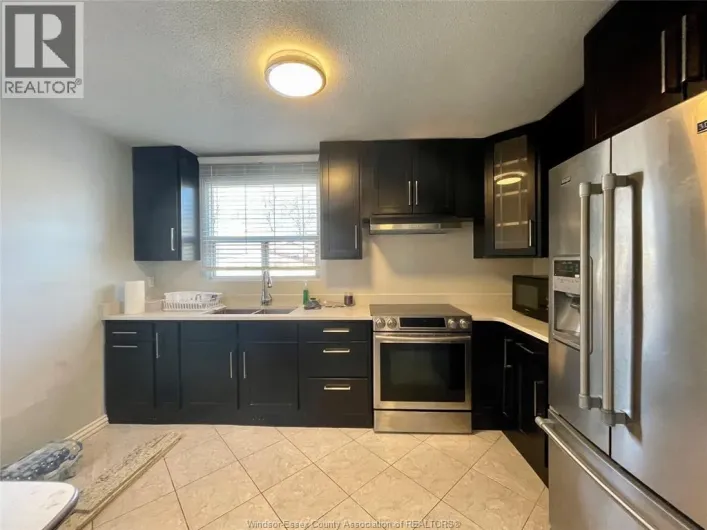 8477 DARLINGTON CRESCENT, Windsor