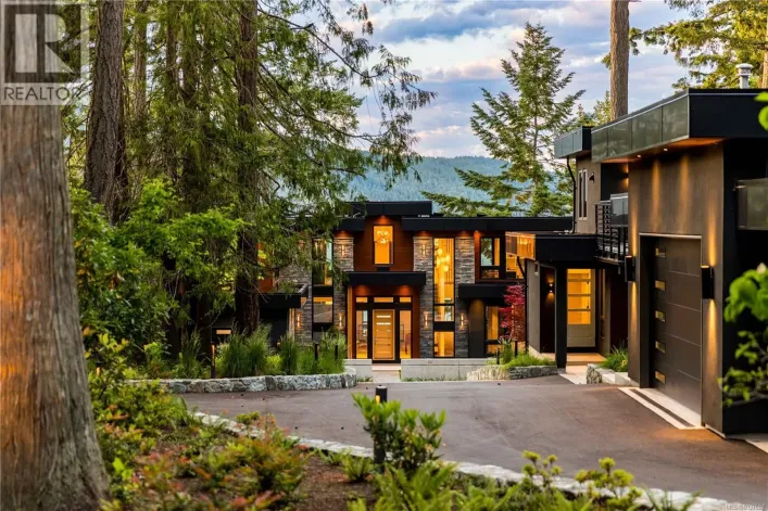 848 Lands End Rd, North Saanich