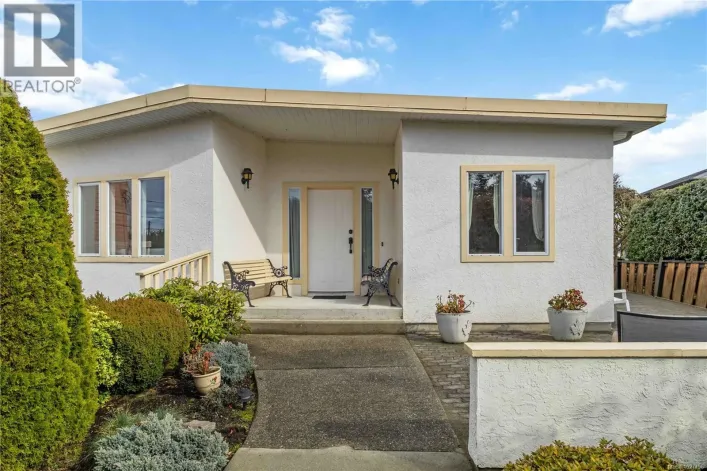 8503 Lochside Dr, North Saanich