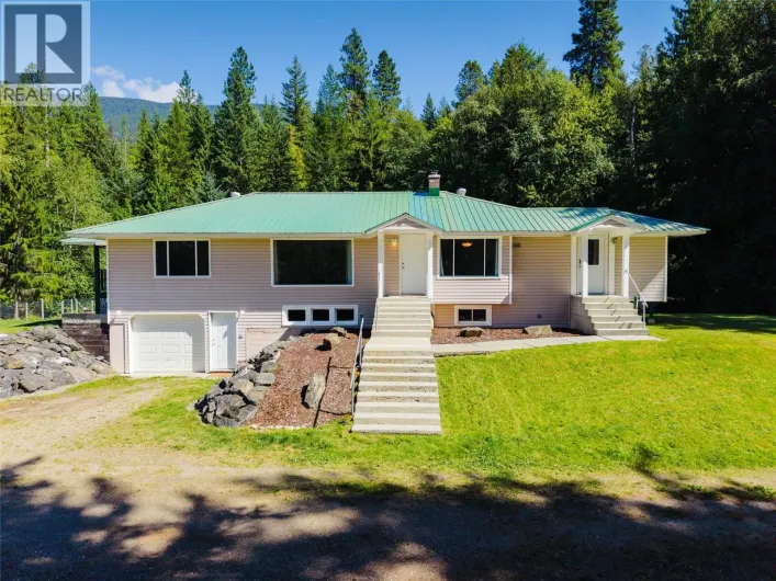 House for sale: 852 RIONDEL Road, Riondel
