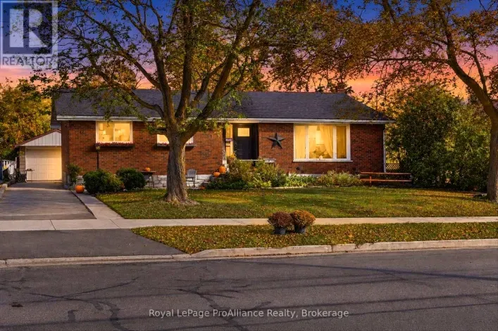 854 BARNARDO AVENUE, Peterborough