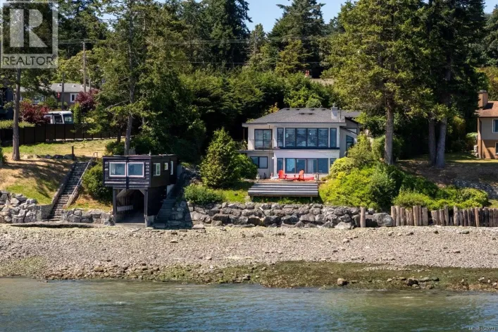 8543 Lochside Dr, North Saanich