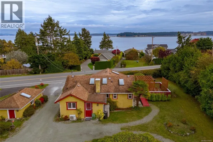 8576 Lochside Dr, North Saanich