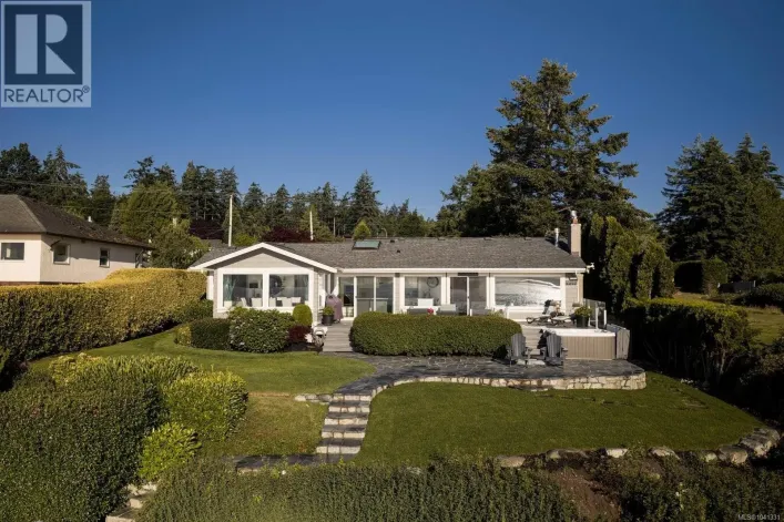 8585 Lochside Dr, North Saanich