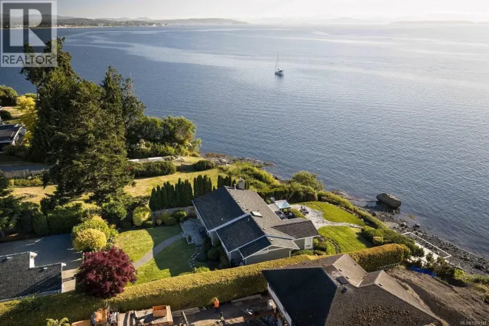 8585 Lochside Dr, North Saanich