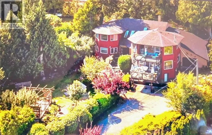 8626 Lochside Dr, North Saanich