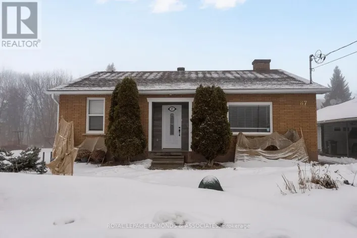 87 DICKSON STREET, Pembroke