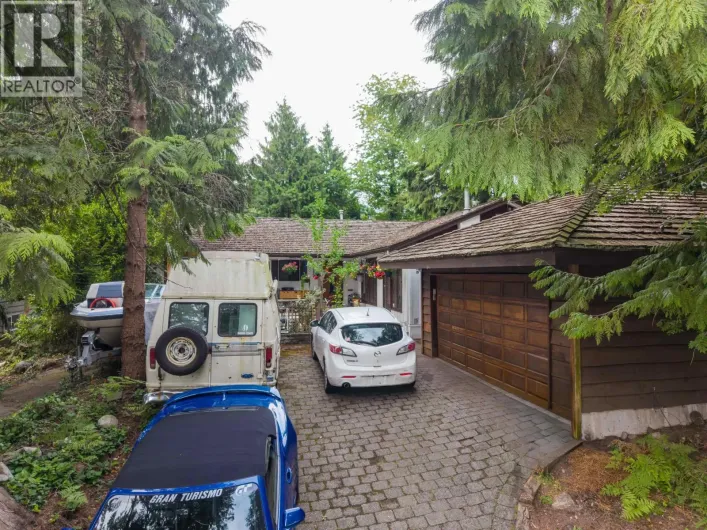 886 E 29TH STREET, North Vancouver