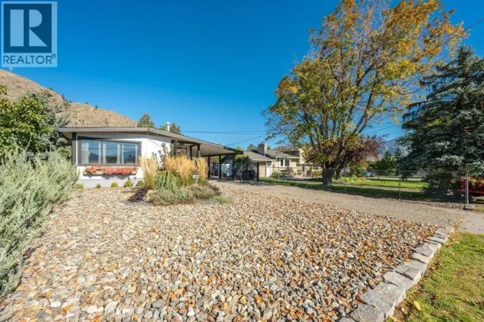 886 FAIRVIEW Road, Oliver