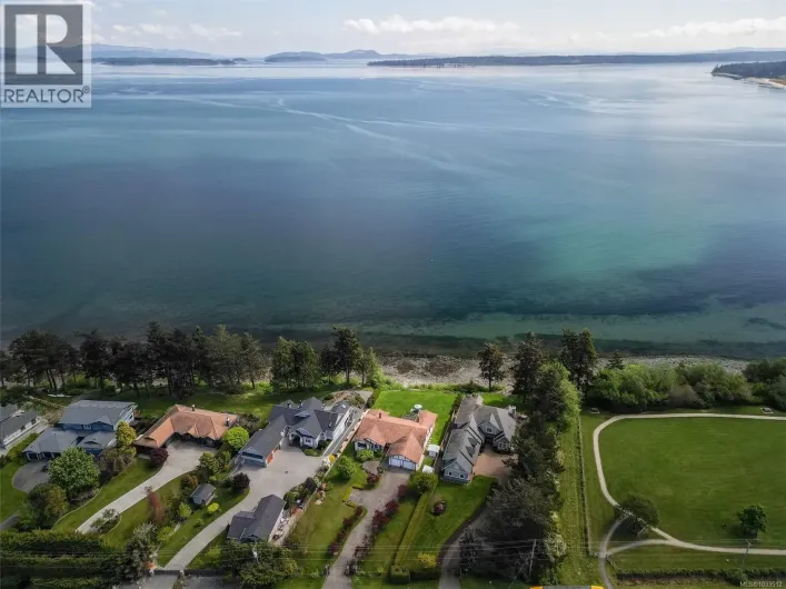 8877 Lochside Dr, North Saanich
