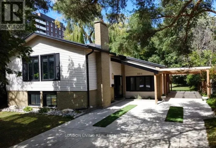 890 VISCOUNT ROAD, London South