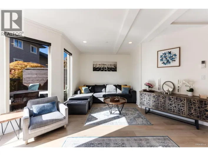 9 215 E 4TH STREET, North Vancouver