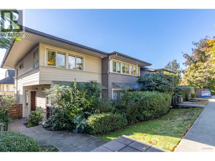 9 215 E 4TH STREET, North Vancouver