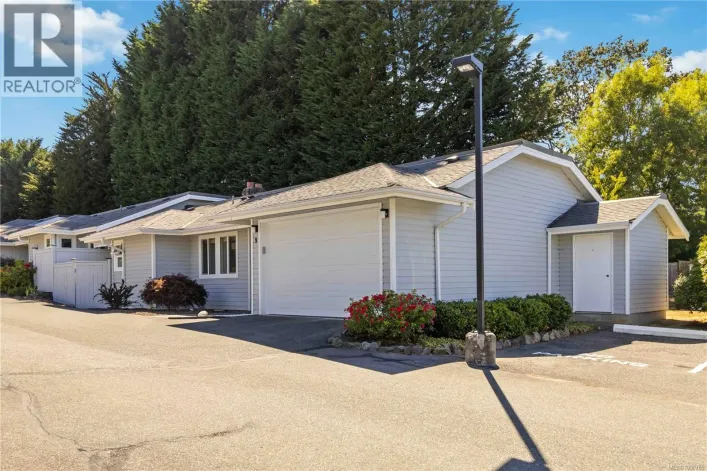 Row / Townhouse for sale: 9 3966 Cedar Hill Cross Rd, Saanich