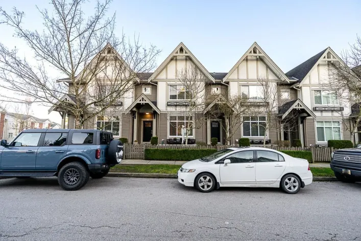 9 6588 195A STREET, Surrey