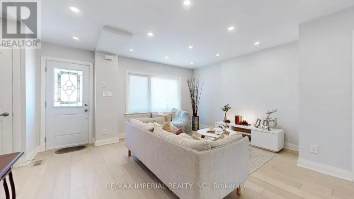 9 LESMOUNT AVENUE, Toronto