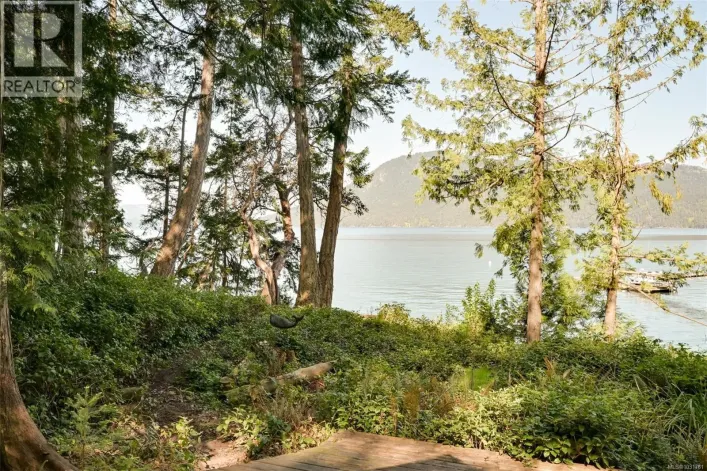 90 Mckenzie Cres, Piers Island
