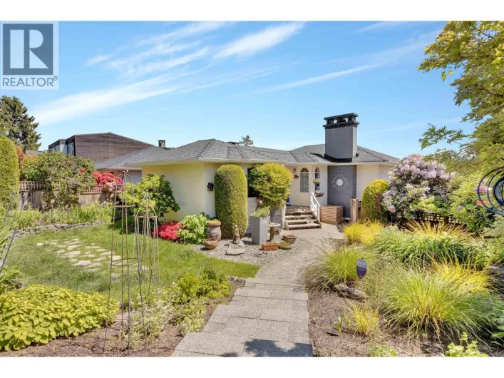 901 CALVERHALL STREET, North Vancouver