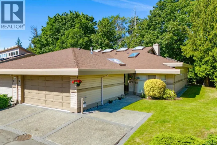 902 Lakes Blvd, Parksville