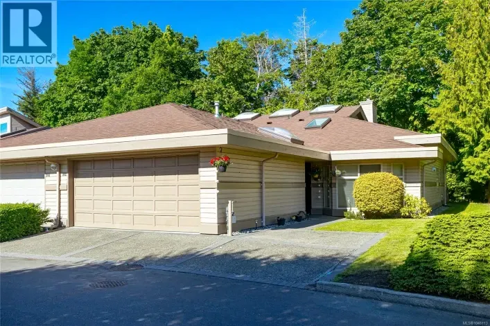 902 Lakes Blvd, Parksville