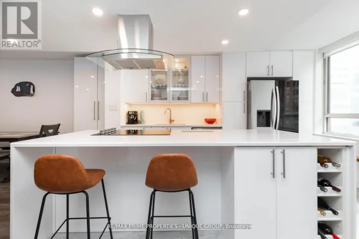 903 - 633 BAY STREET, Toronto