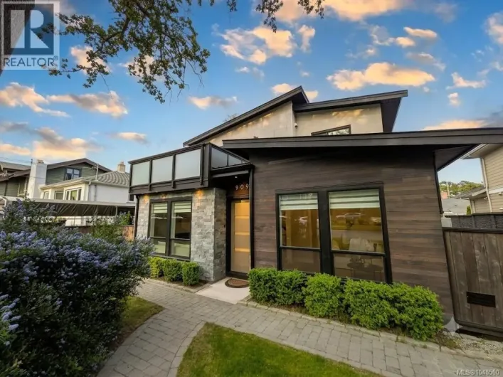 909 Bank St, Victoria