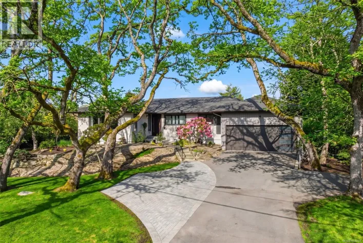 910 Foul Bay Rd, Victoria