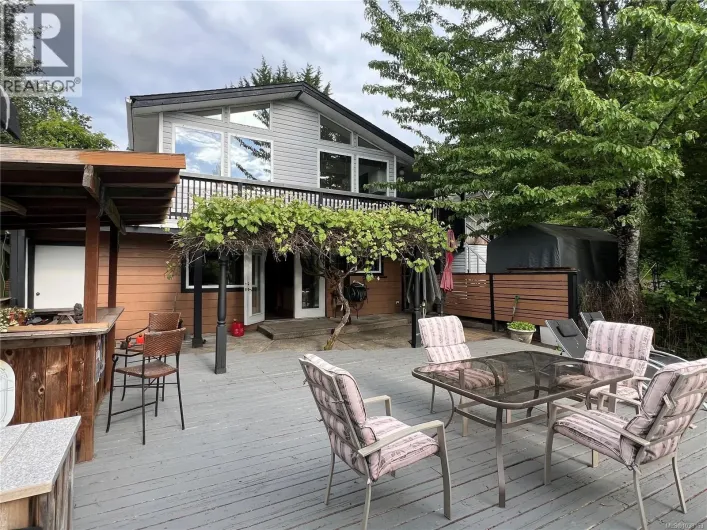 9146 West Saanich Rd, North Saanich